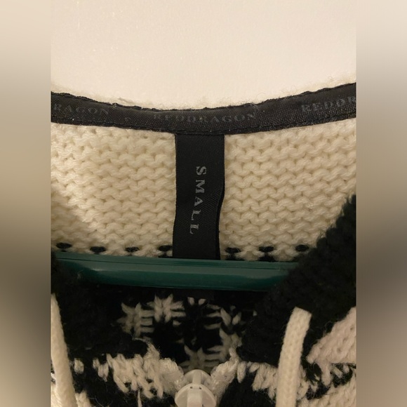 Women’s Red Dragon Cowichan Knit Wool Sweater - Picture 4 of 6